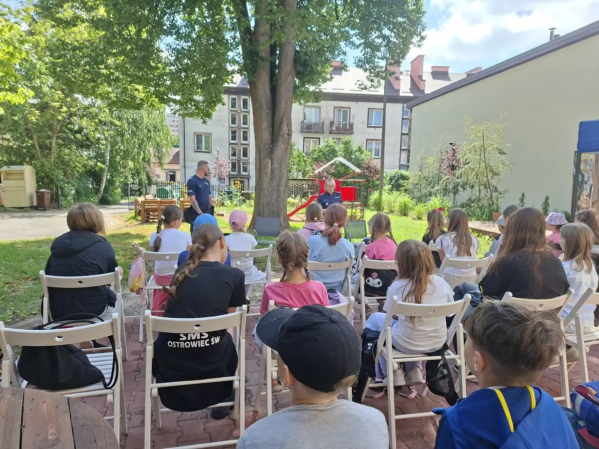 Policjanci promują bezpieczeństwo w czasie wakacji